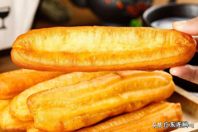 老师傅教你家常油条简单做法,学会这个做法可以开早餐店了