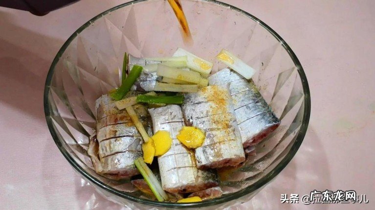 油炸带鱼怎么做好吃?炸带鱼口感十分酥脆的技巧