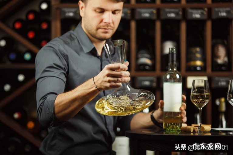 醒酒器有什么作用，何时使用葡萄酒醒酒器呢？