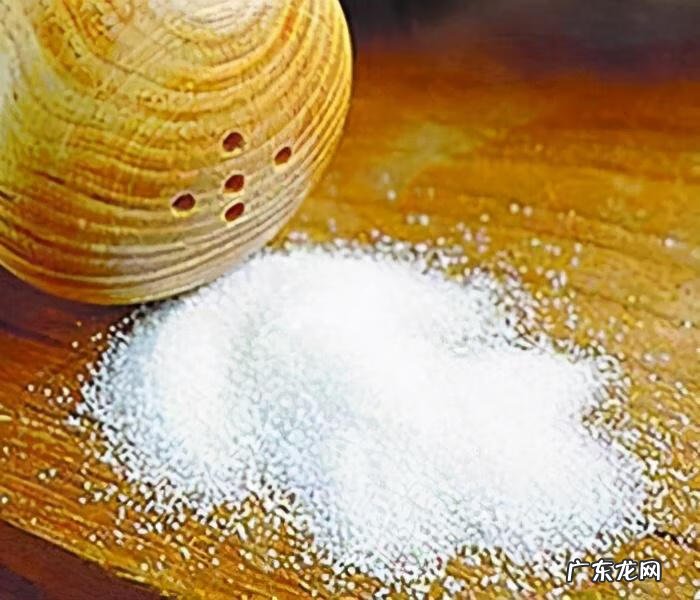盐洗脸有什么好处和坏处 用盐洗脸好不好呀