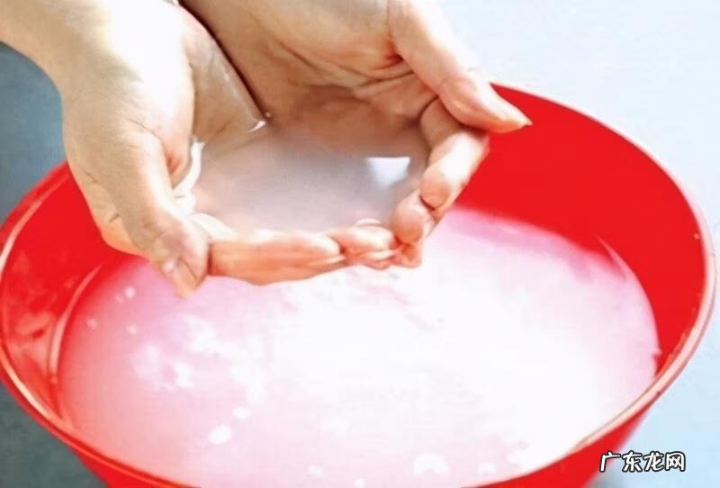 盐洗脸有什么好处和坏处 用盐洗脸好不好呀