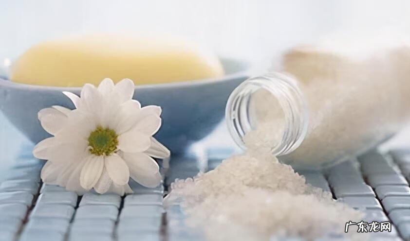 盐洗脸有什么好处和坏处 用盐洗脸好不好呀