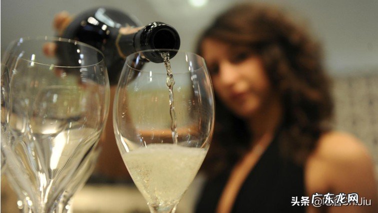 香槟和起泡酒都同样冒着小气泡,它们哪里不一样呢?