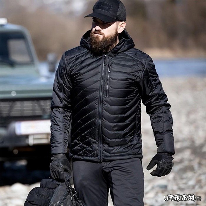 羽绒服和冲锋衣哪个更保暖?三种衣服各自的优、缺点分析