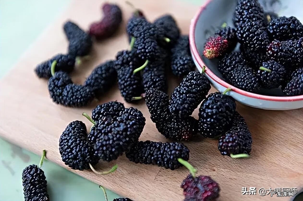 桑葚染色后怎么洗掉 桑葚怎么洗才能干净?