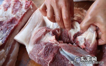 买的猪肉发白没有血色能吃吗?猪肉的颜色不同主要有3个原因