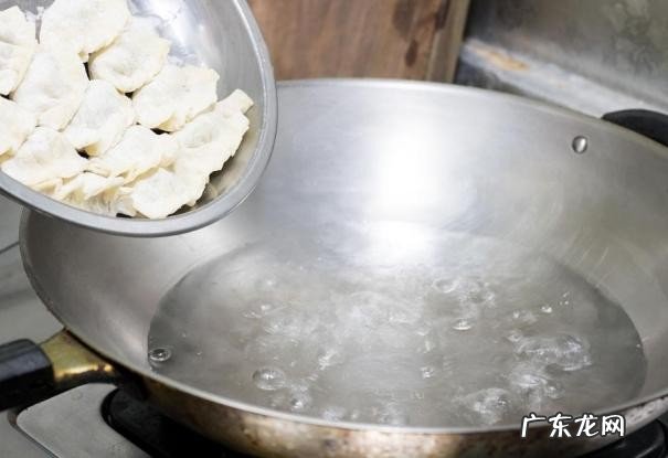 教你不破皮不漏馅的正确做法 冻饺子一般煮几分钟