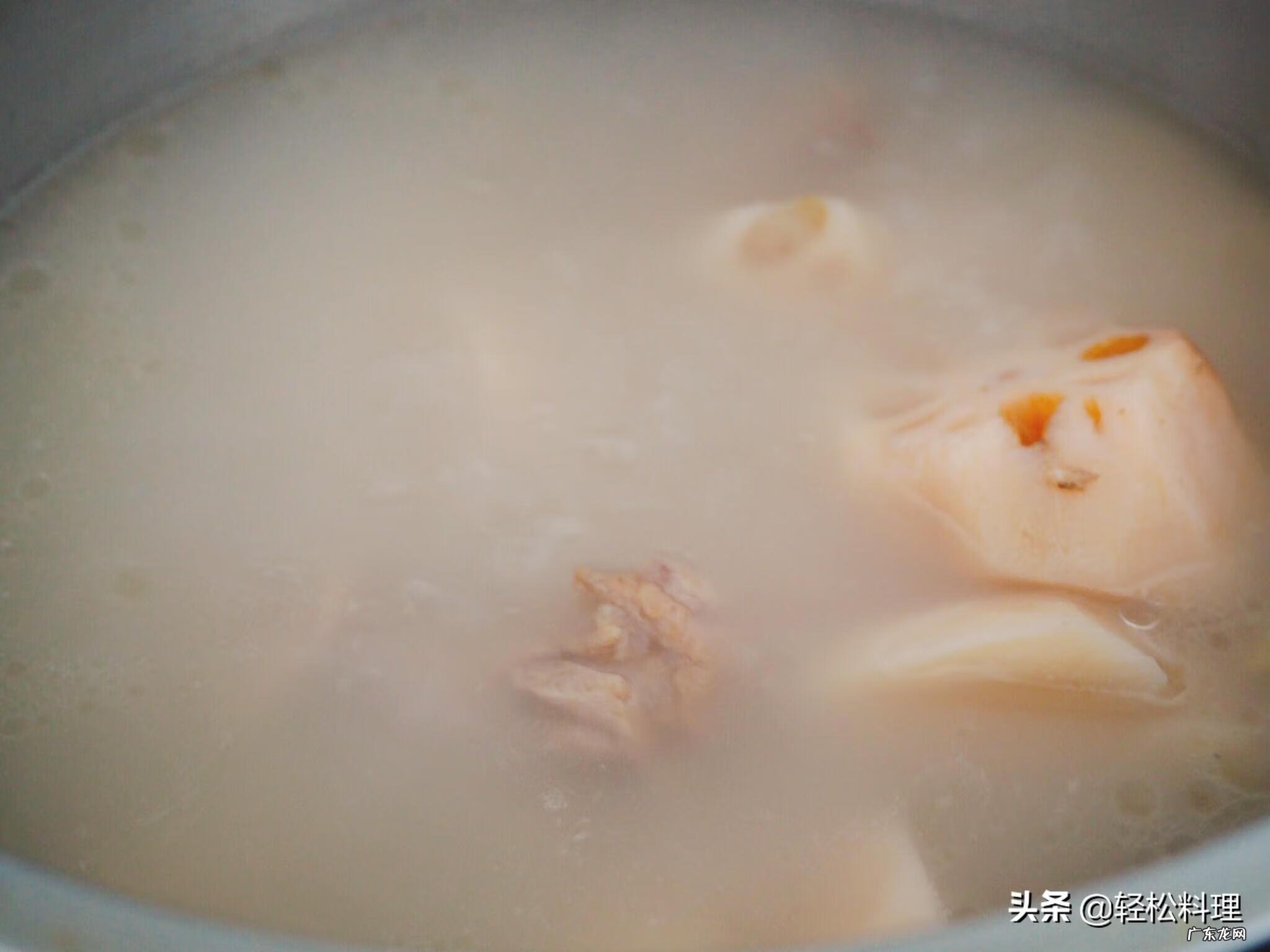 广东莲藕排骨汤的材料 莲菜排骨汤有什么好处