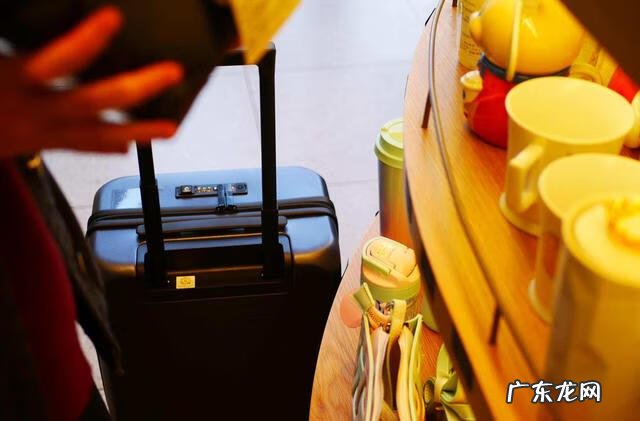 拉杆箱买什么颜色好风水 行李箱什么颜色好风水