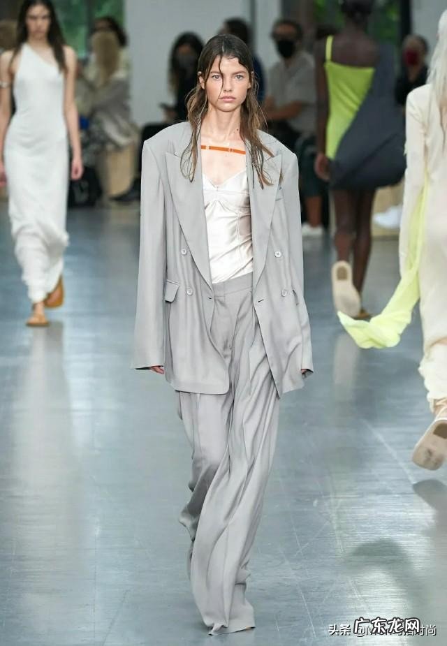 时尚又高级的灰色衣服穿搭技巧 女士穿灰色显白吗