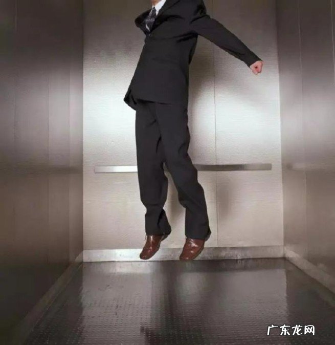 要按遍每个楼层的按键 坐电梯下坠时应如何保护自己的身体