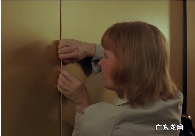 要按遍每个楼层的按键 坐电梯下坠时应如何保护自己的身体