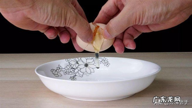 小知识：鸡蛋壳上有黑色斑点能吃吗 蛋壳上有斑是正常的吗