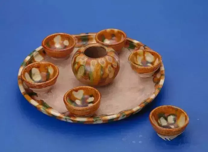 唐三彩釉色哪三彩 唐三彩是基本釉色