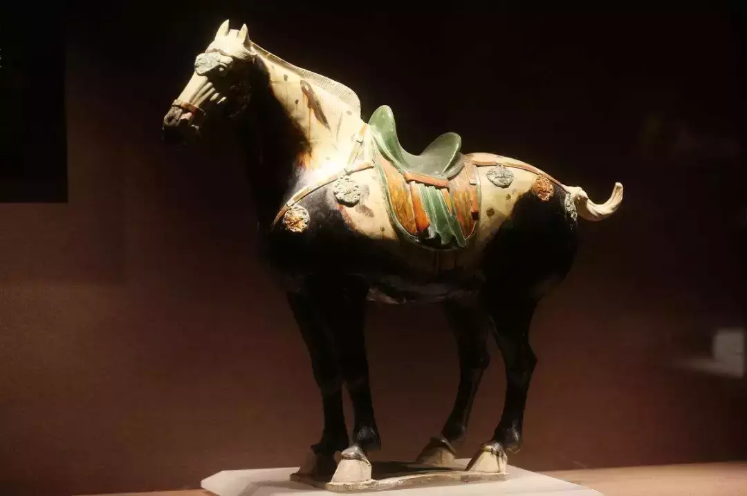 唐三彩釉色哪三彩 唐三彩是基本釉色