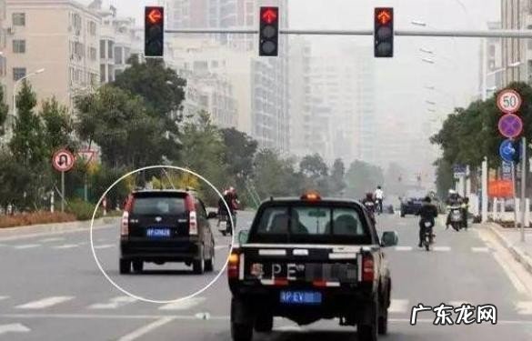 黄灯最后一秒前轮过线 黄灯最后一秒后轮过线是走还是停