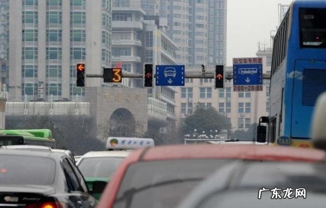 黄灯最后一秒前轮过线 黄灯最后一秒后轮过线是走还是停