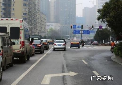 黄灯最后一秒前轮过线 黄灯最后一秒后轮过线是走还是停