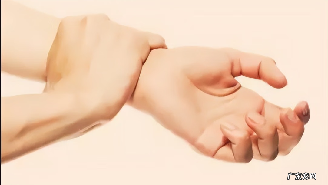 手脚麻木咋回事 身体一边手脚麻木是怎么回事