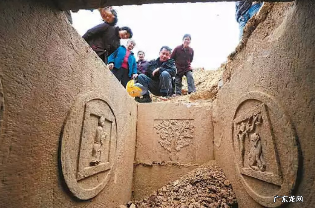 梦里梦见好多坟墓 梦到很多坟墓和棺材