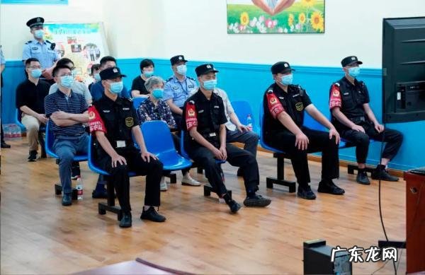 法子英执行现场图片 法子英把人关铁笼