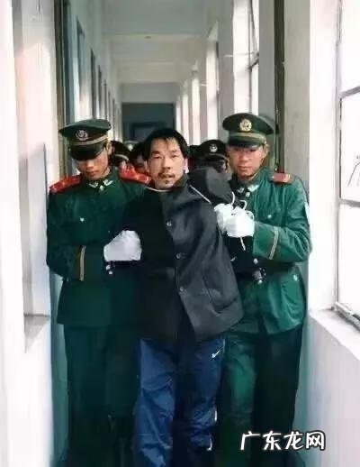 法子英执行现场图片 法子英把人关铁笼