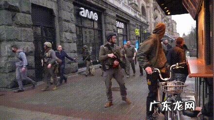 英首相与泽连斯基基辅漫步被讽 英首相与泽连斯基在基辅高调巡街!