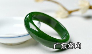 冰种飘兰花翡翠手镯什么价 冰种飘蓝花翡翠手镯的价格