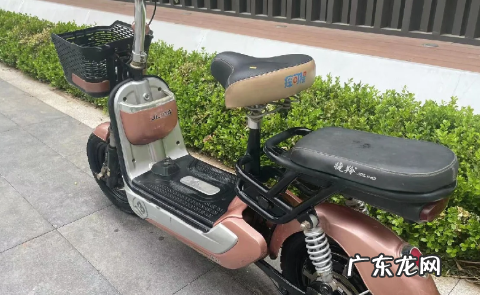 电瓶车电瓶刚充满就掉2格怎么回事