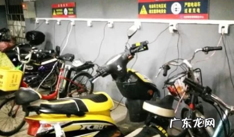 电瓶车电瓶刚充满就掉2格怎么回事