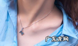 蓝色衬衫配什么毛衣好看 蓝色衬衫配哪些毛衣好看