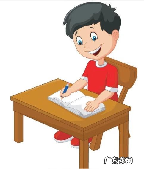 学生书桌上应该摆放什么东西 学生书桌多大合适