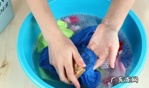 为什么夏天出汗衣服上都是馊味