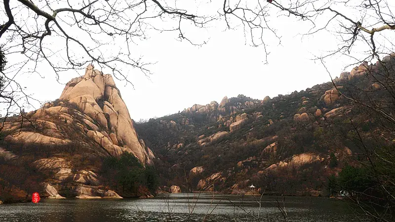 风水左边有水代表什么 风水湖水从左往右流说法是