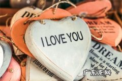 如何知道一个女孩是否偷偷喜欢你-女生掩饰喜欢你的表现