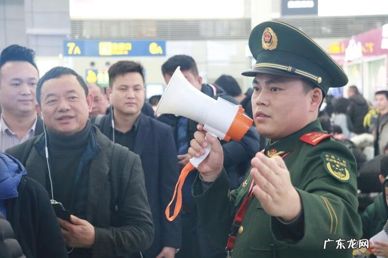 带哨子有讲究 脖子上挂着哨子