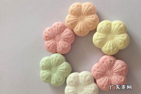 玻璃渣里找糖吃是什么意思