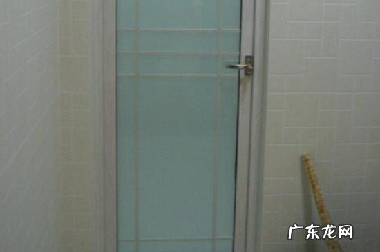 厕所门锁住了打不开怎么办