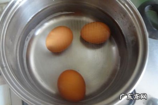 煮鸡蛋为什么会裂开