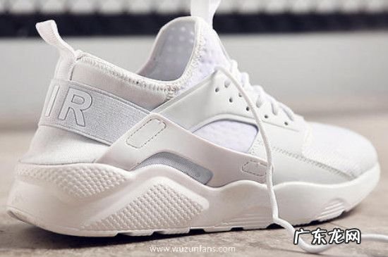 白色鞋子上的黑色划痕怎么去掉