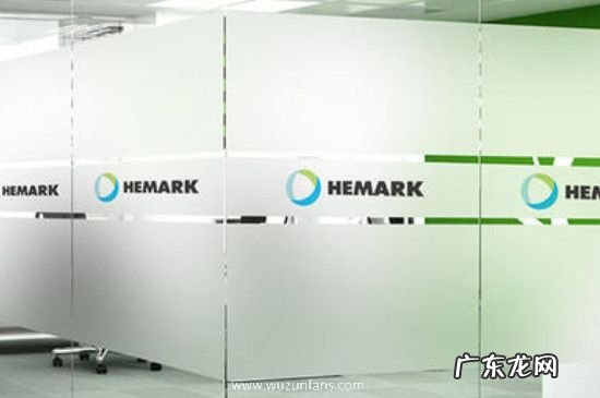 玻璃门上的贴字的胶怎么去除