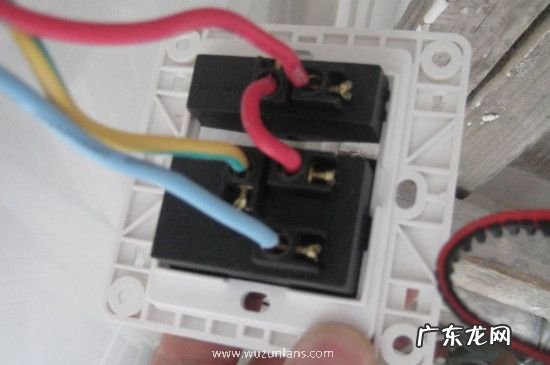 为什么零线断了两孔都发光