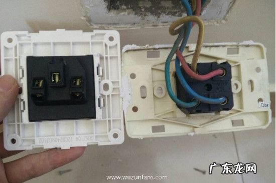 为什么零线断了两孔都发光