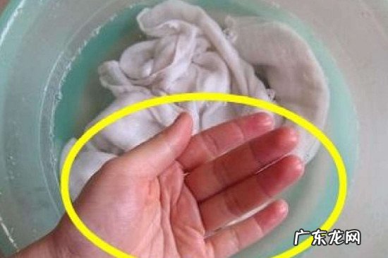 白色衣服染了杨梅汁怎么洗