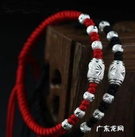 女生右脚系红绳什么意思 脚上绑红绳什么意思啊