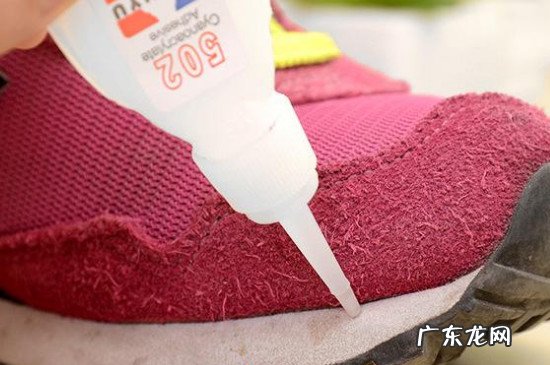 502胶水能粘硬塑料吗