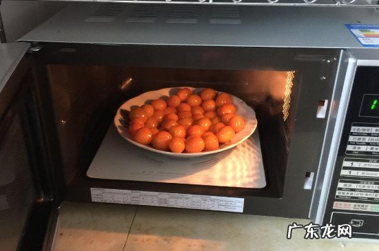 不锈钢的碗能不能在微波炉里热