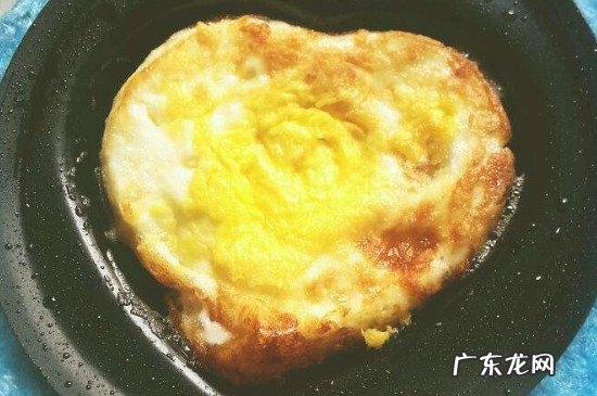 煎鸡蛋要放油吗