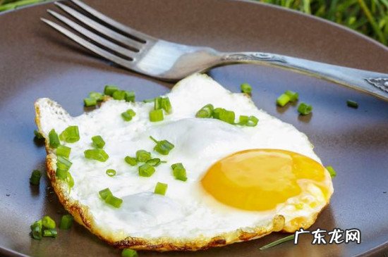 煎鸡蛋要放油吗