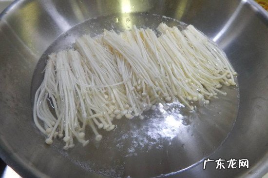 金针菇开水烫多久能吃